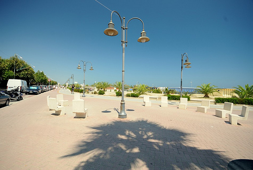 Giulianova - Viale pedonale (by tony-mezzosub - Flickr)