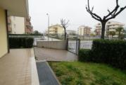 spazio esterno con posto auto