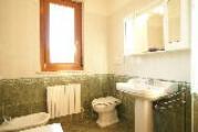 sala da bagno con   vasca