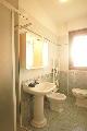 sala da bagno con box doccia